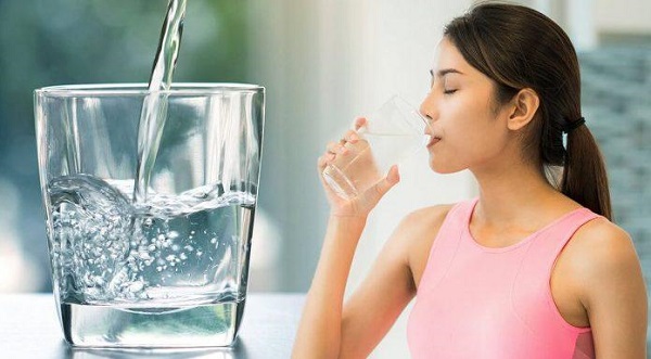 Uống nước đầy đủ để giảm cân tại nhà